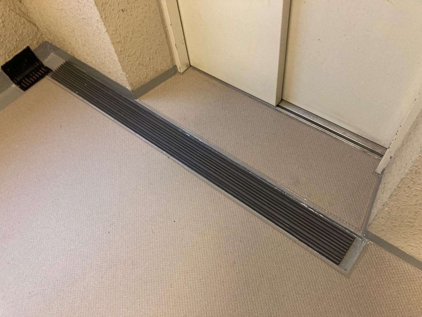 マンション屋内廊下、長尺シート防水工事